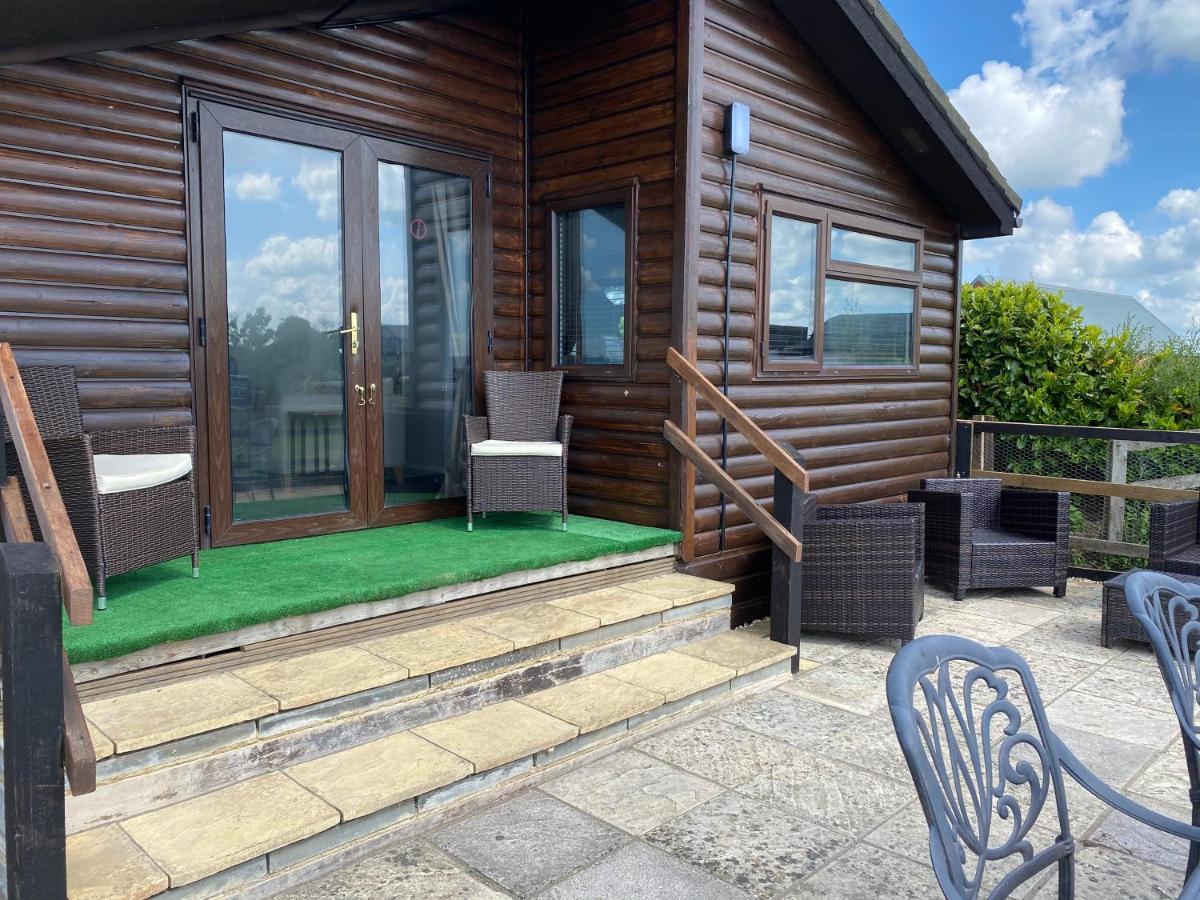 מלקשאם Rew Farm Country & Equestrian Accommodation - Sunrise Lodge מראה חיצוני תמונה
