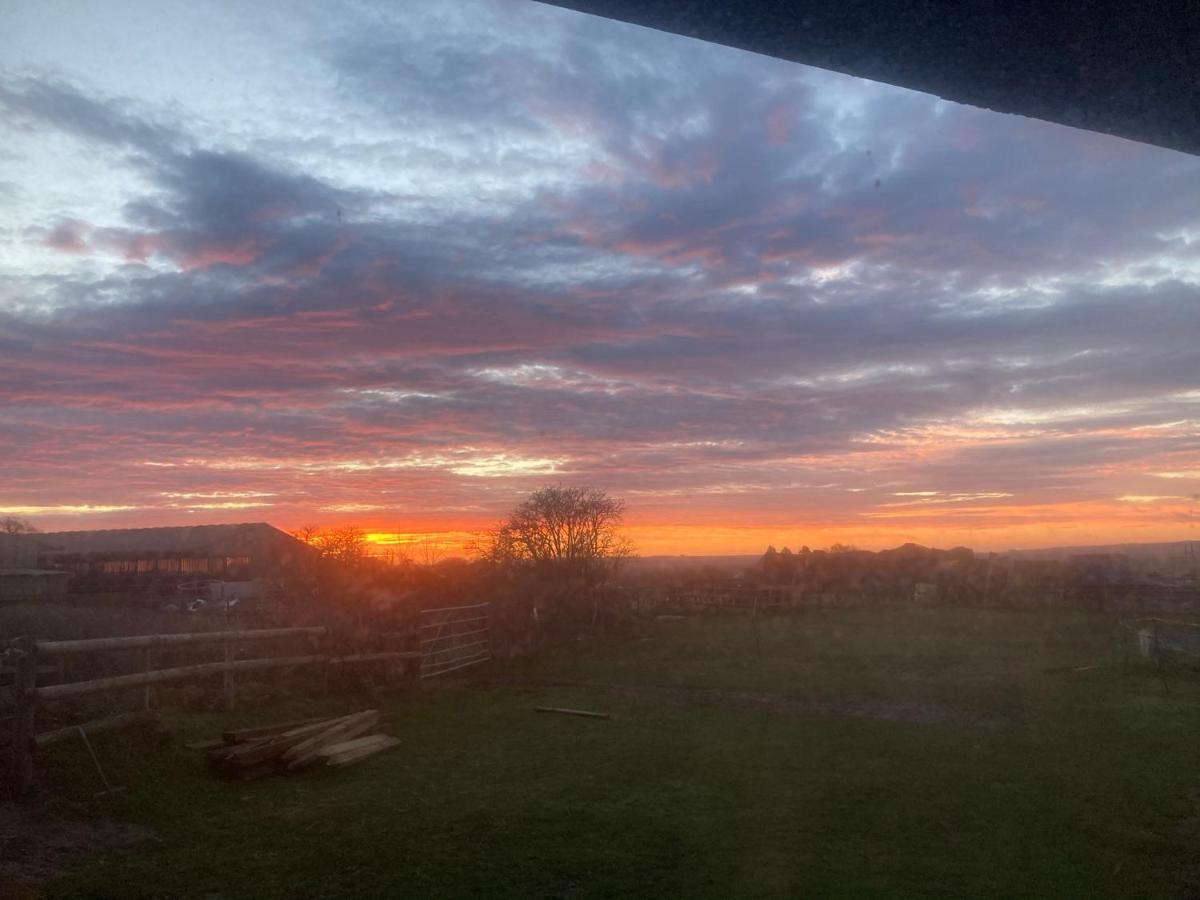 מלקשאם Rew Farm Country & Equestrian Accommodation - Sunrise Lodge מראה חיצוני תמונה